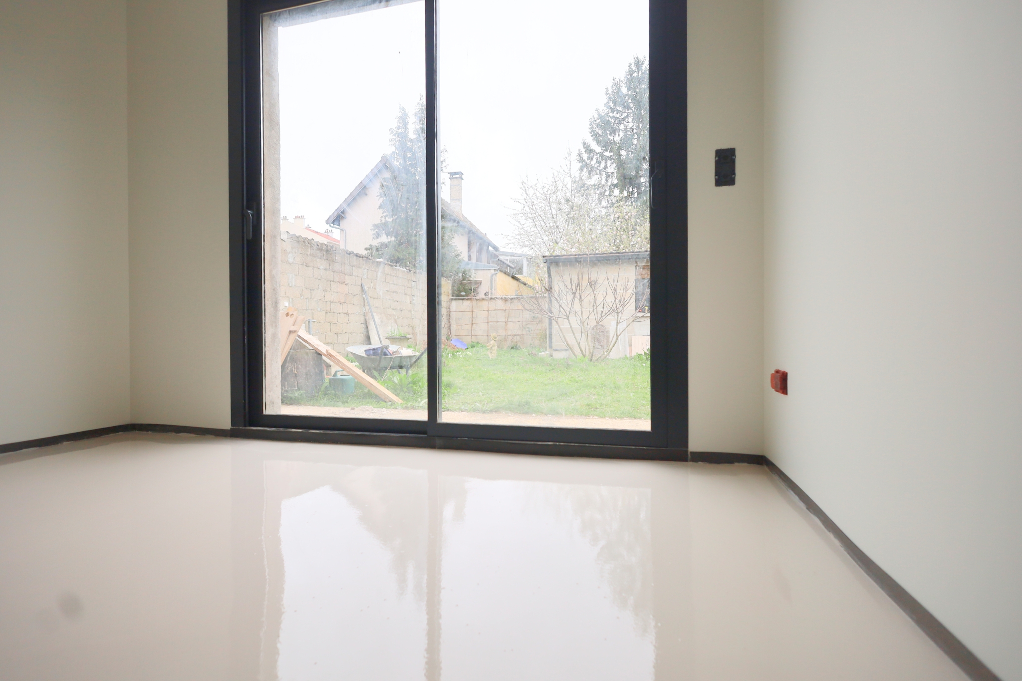 Application d’un coulis quartz et béton ciré dans un pavillon de 220m2 au Perreux-sur-Marne (94)