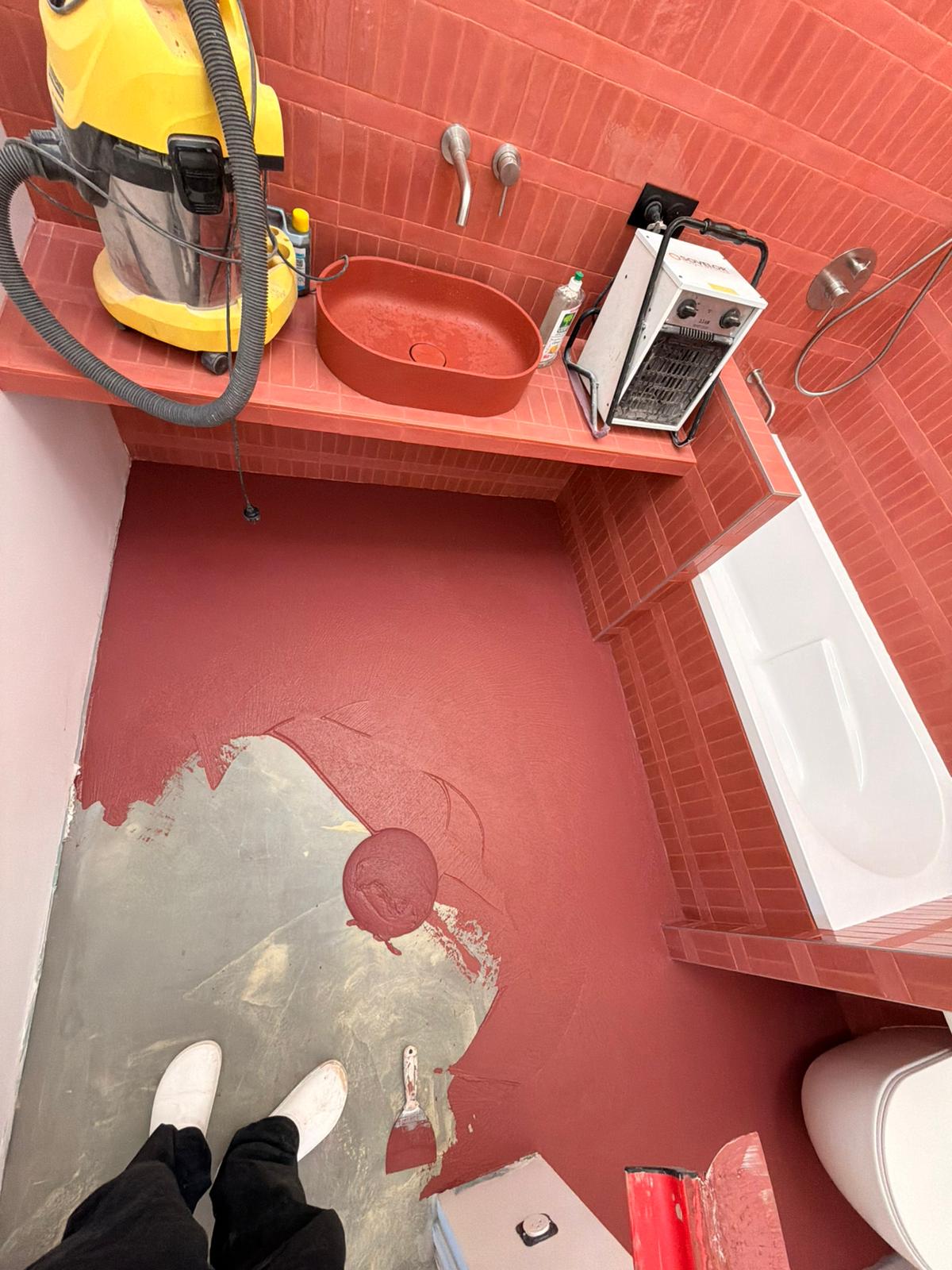 Découvrez le béton ciré rouge Marius Aurenti